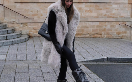 tenue d hiver femme pantalon noir gants cuir noir sac manteau long sans manches