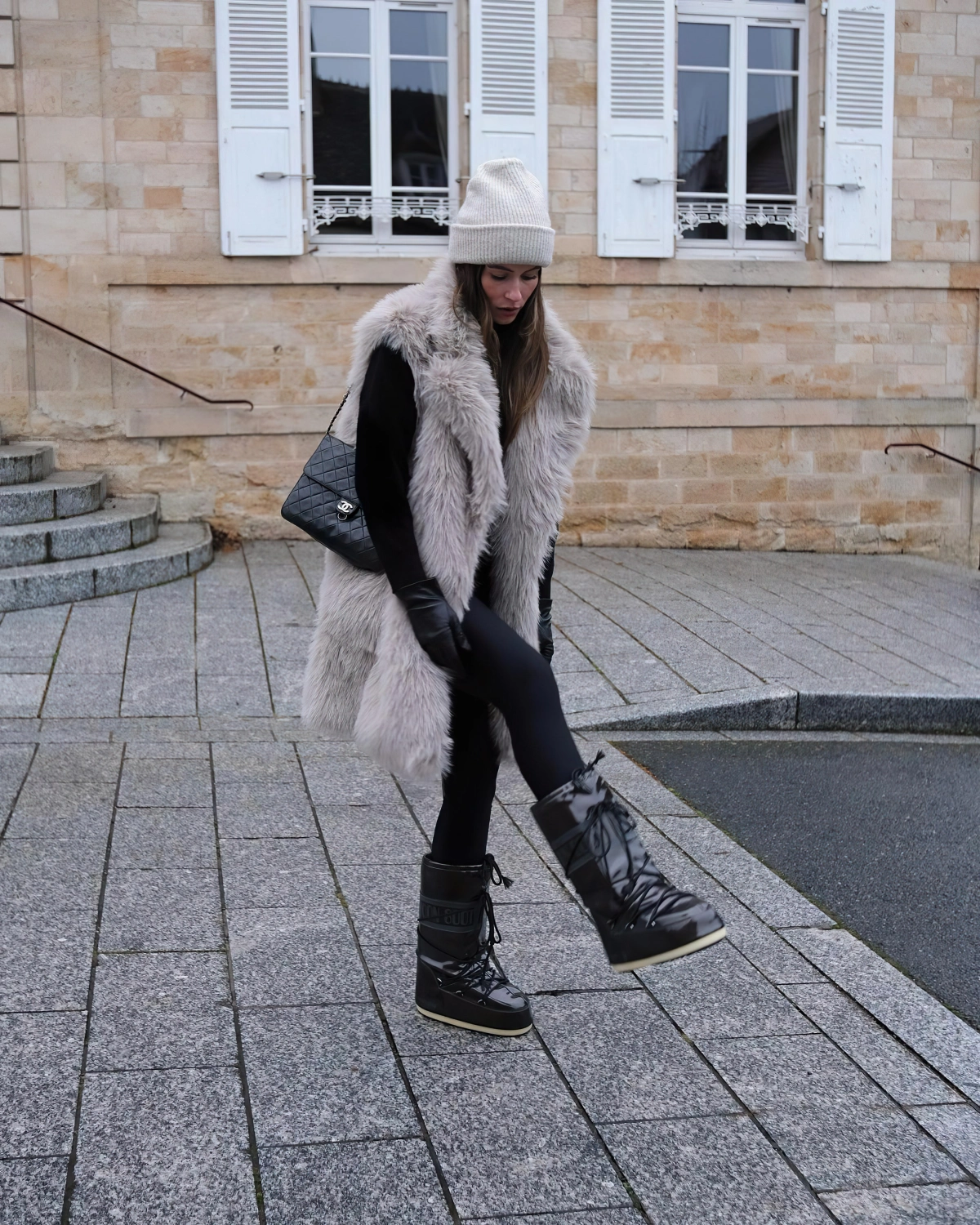 tenue d hiver femme pantalon noir gants cuir noir sac manteau long sans manches