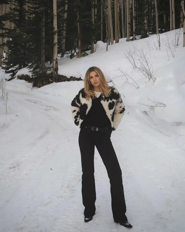 tenue hiver pantalon noir veste blanc et noir coupe cheveux long carre