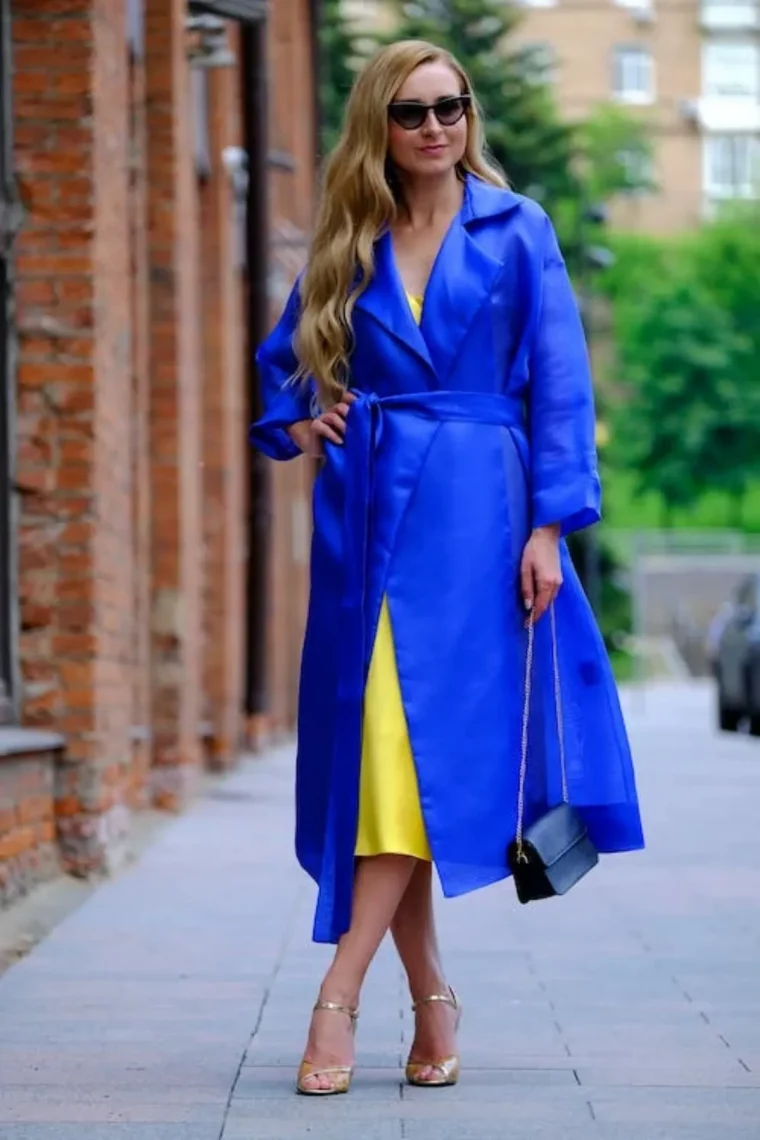 tenue jaune trench coat bleu canard escarpins lunettes de soleil