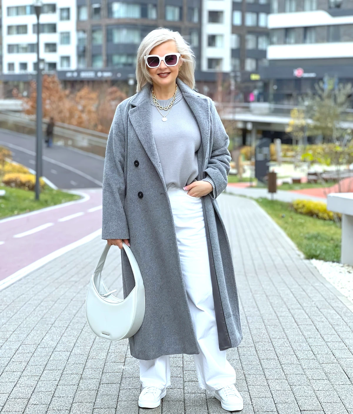 tenue minimaliste gris et blanc baskets chic femme 60 ans