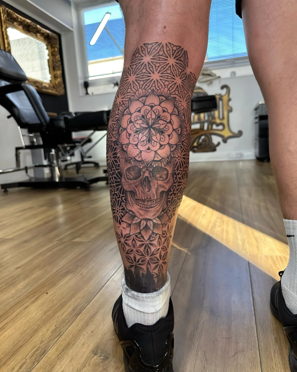 tete de mort mandala motifs geometriques repetitifs tattouage homme