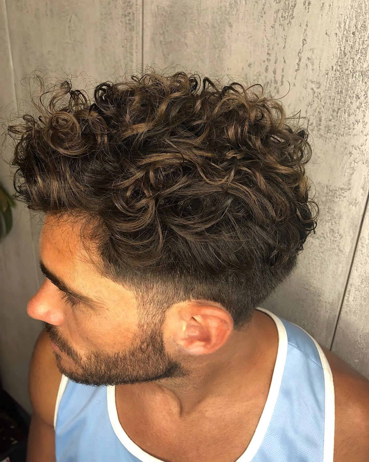 texture cheveux curly longs sur le haut coupe assortie avec barbe homme
