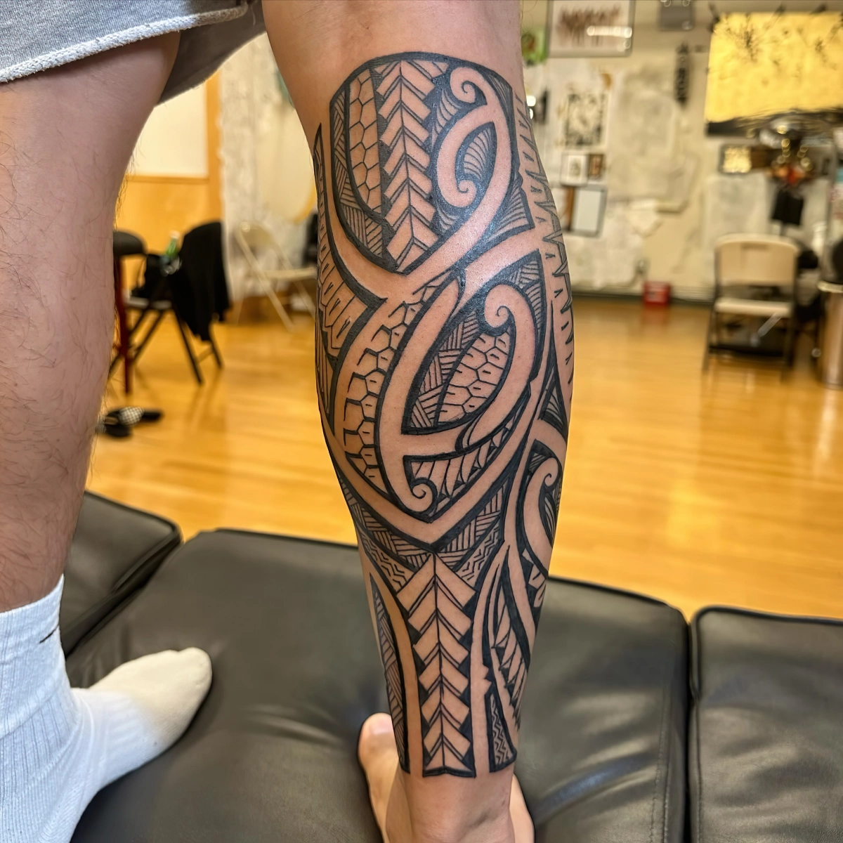 tribal tattoo homme modele lignes courbes triangles formes