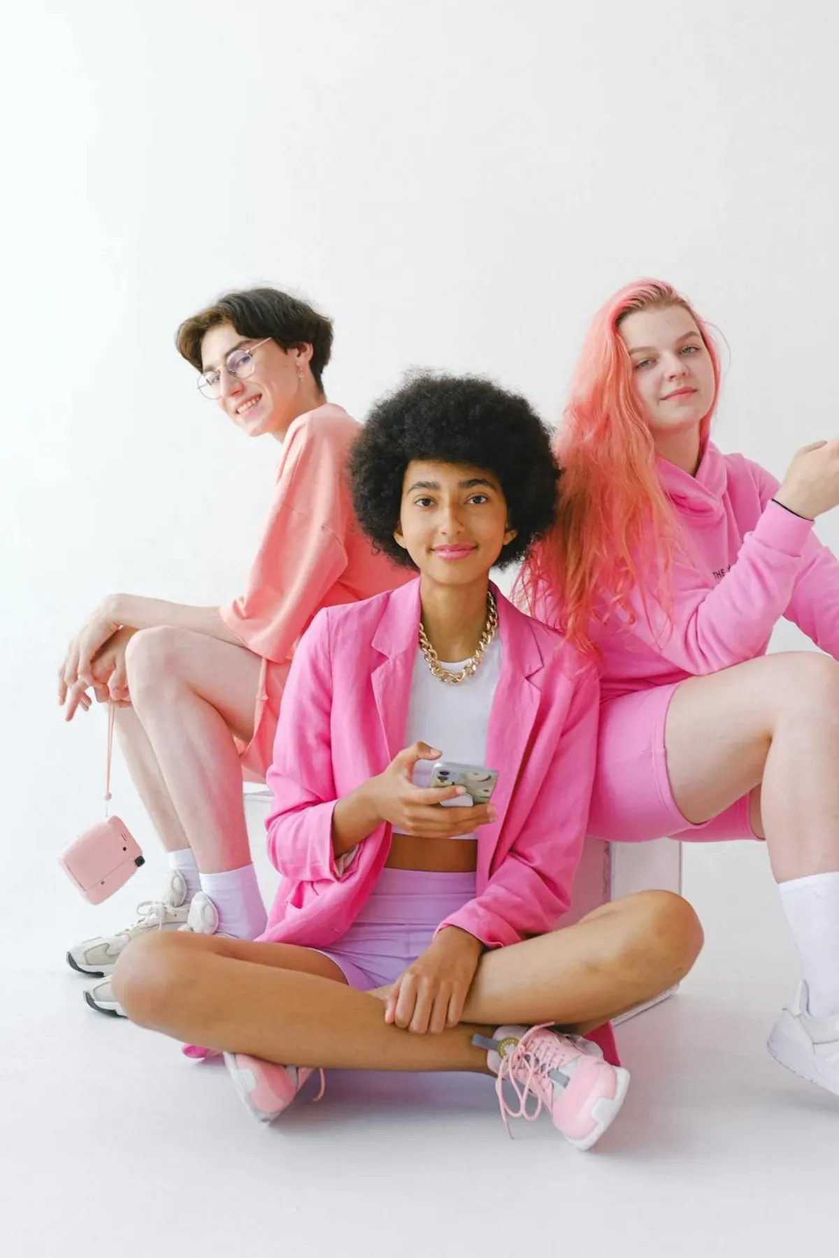 une photo de la generation z filles habilles en rose et un garcon