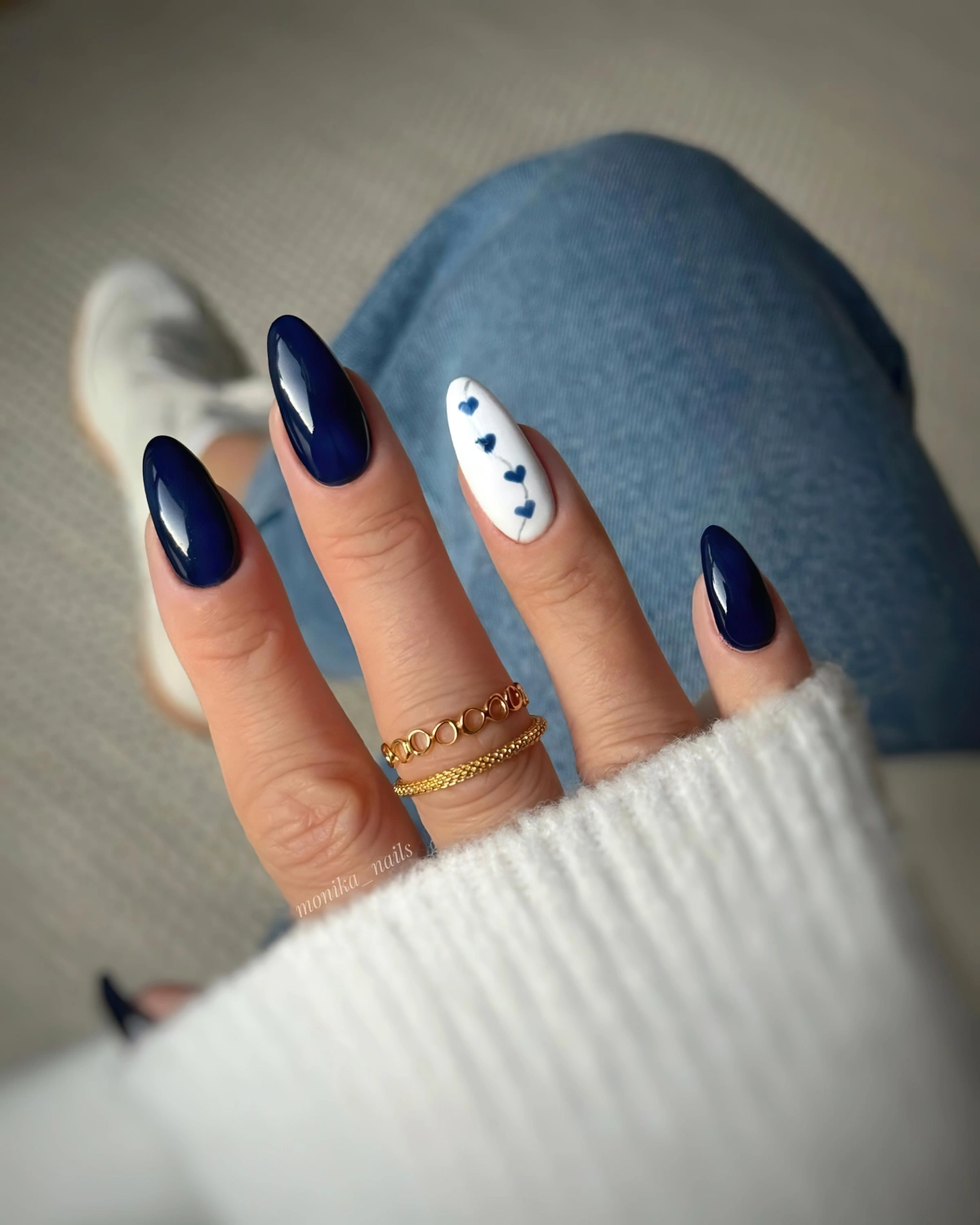 vernis bleu marine ongles longs en amande nail art un quelle forme d ongle pour affiner les doigts
