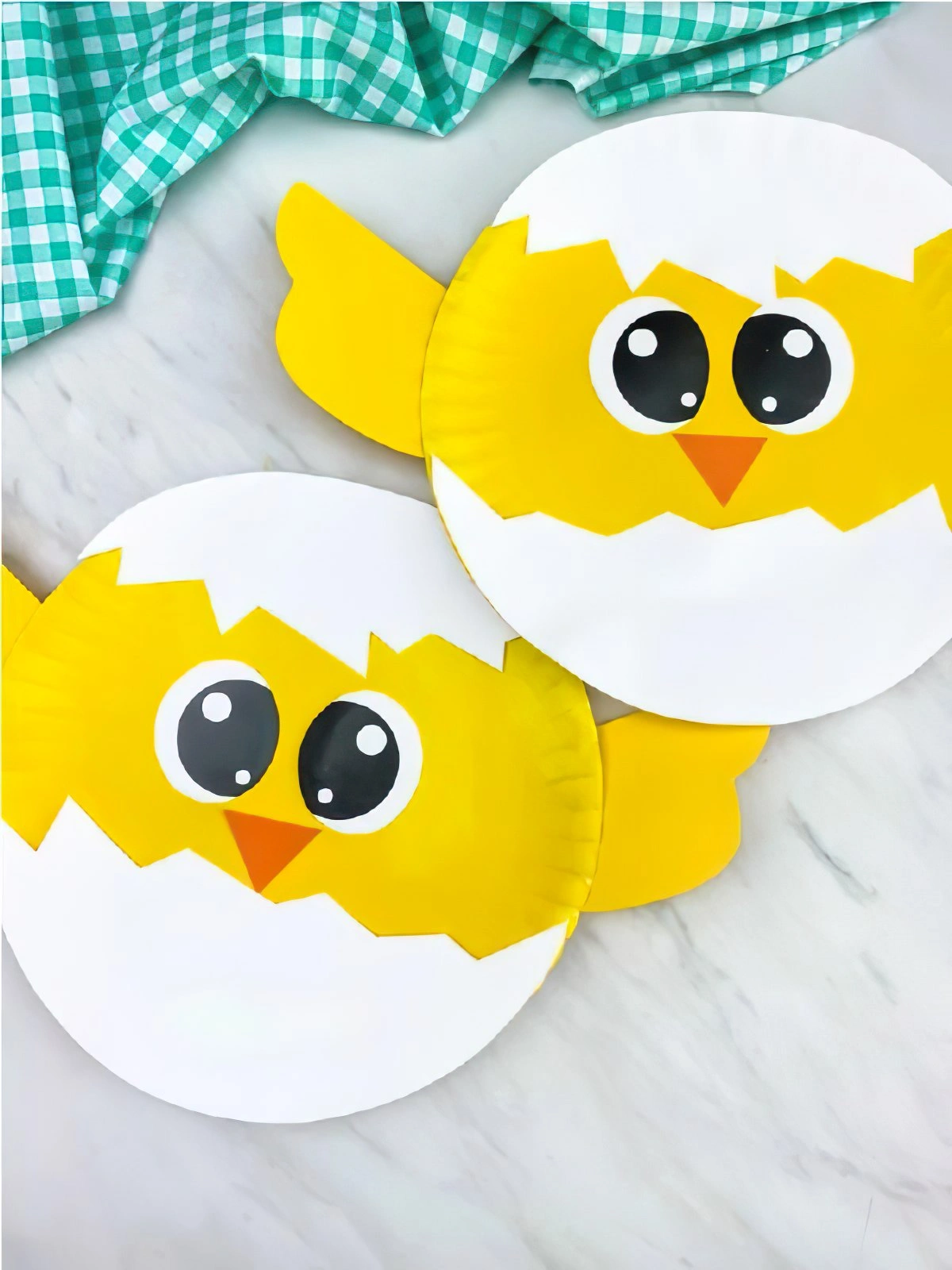 assiette en papier forme poulet creations diy paques enfants surface marbre