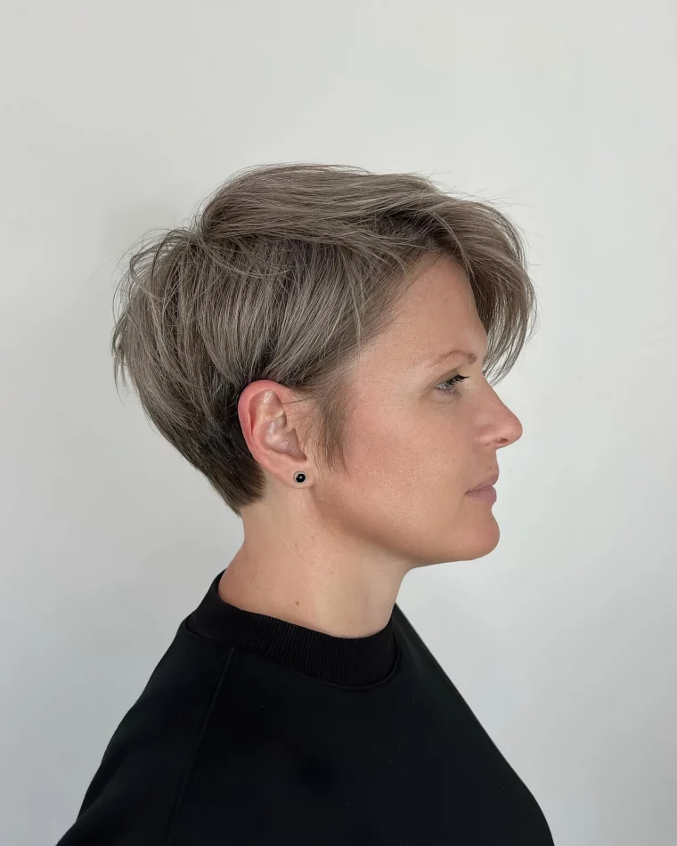 balayage inverse cheveux gris coupe courte femme frange effilee