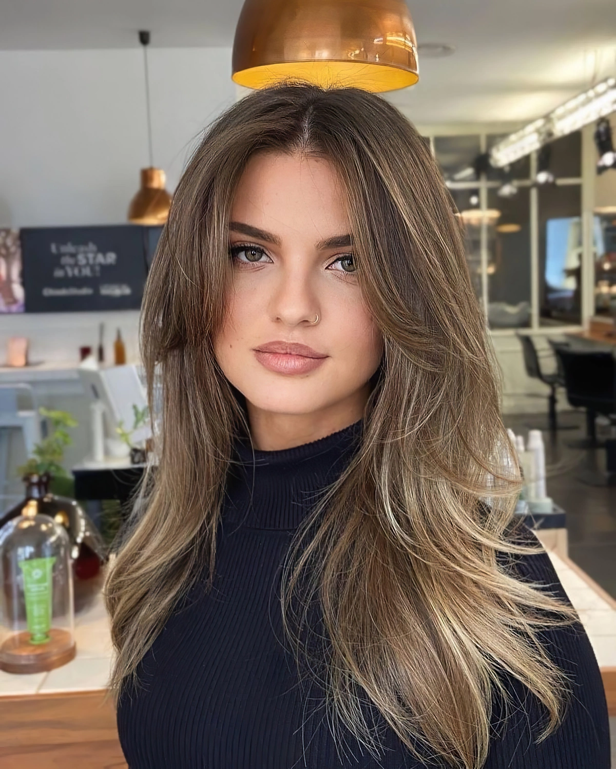 balayage naturel brune cheveux tres longs couches meche visage nude make up