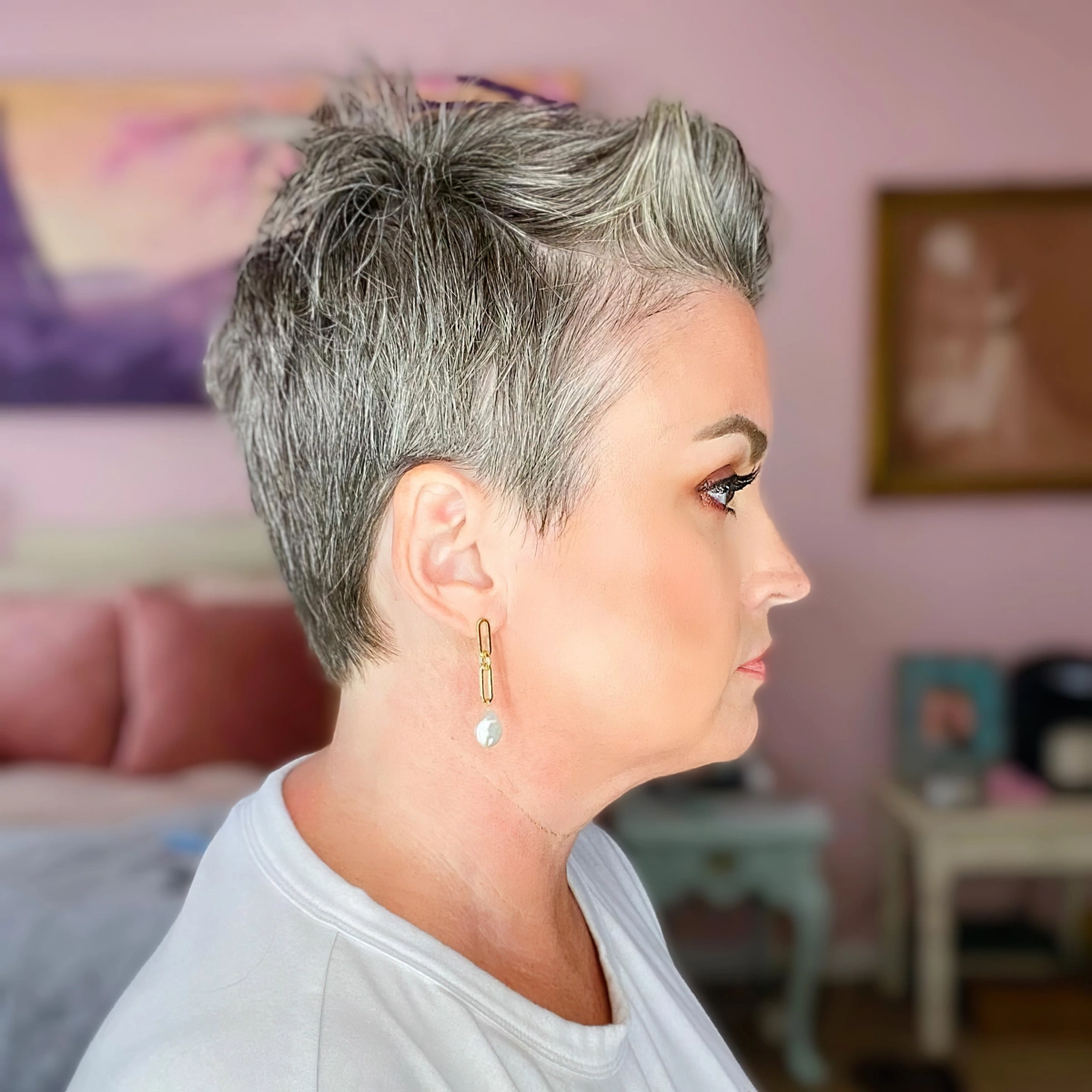 balayage sur cheveux gris naturel coiffure frange laque boucles d oreilles