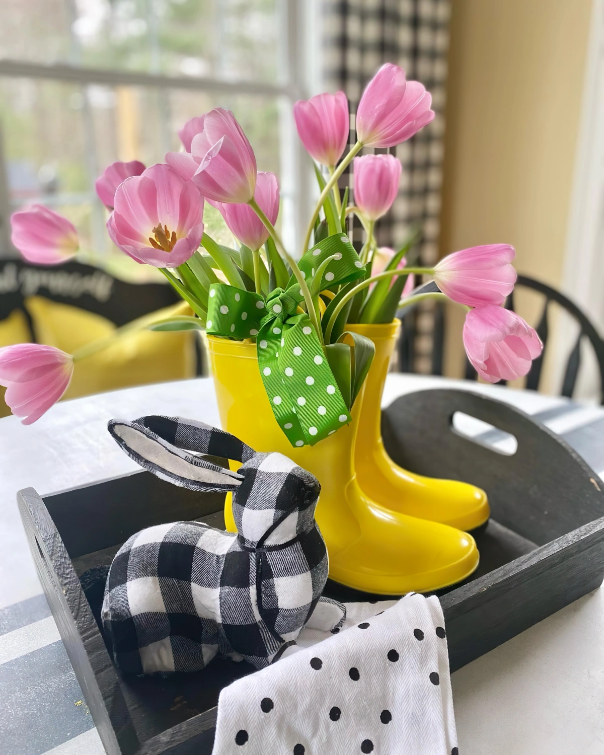 bottes jaunes ruban vert dots blancs bouquet tulipes figurine lapin plateau