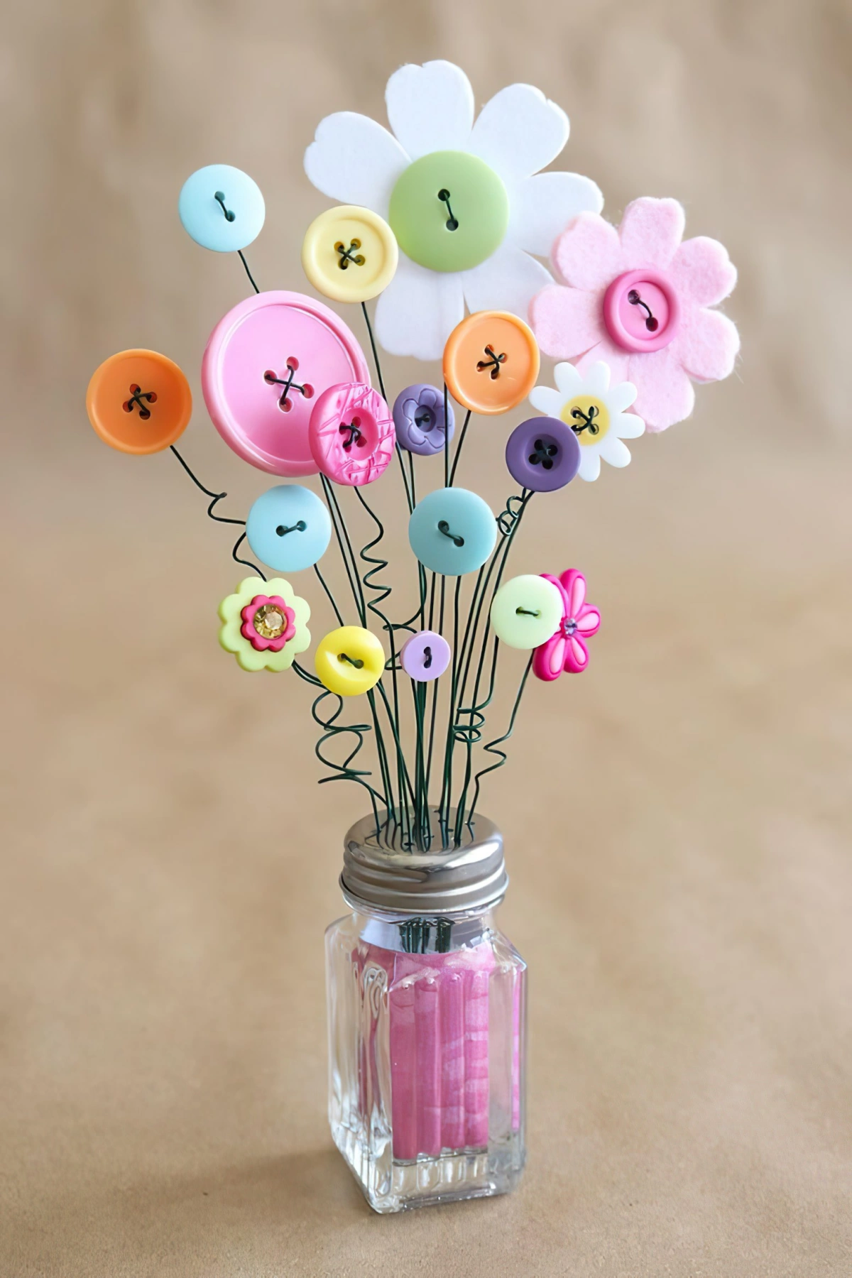 bouquet fleurs boutons papier feutre recipient verre deco paques diy