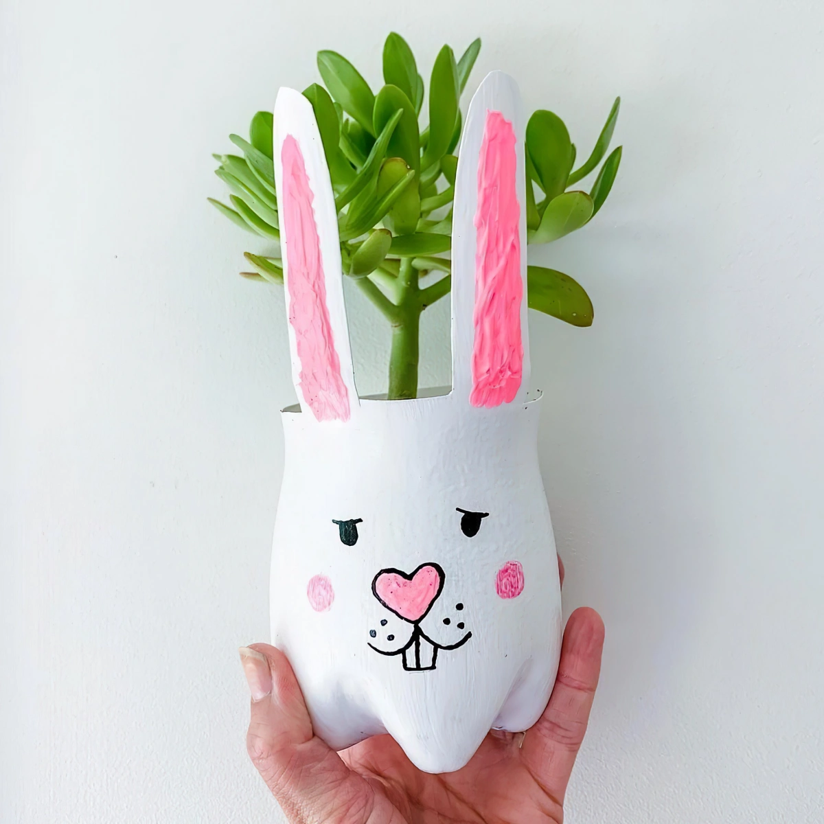 bricolage paques en maternelle vase bouteille plastique peinture dessin visage lapin