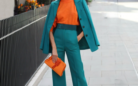 changer de look femme 50 ans pantalon et veste verts top et sac orange