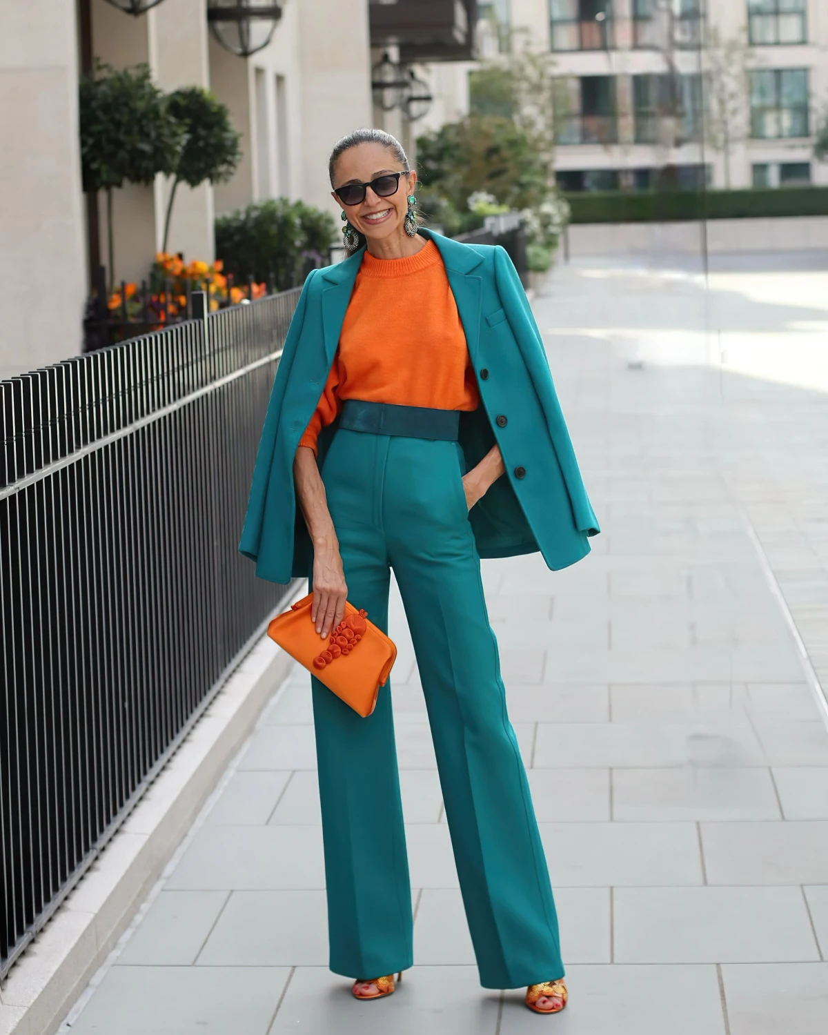 changer de look femme 50 ans pantalon et veste verts top et sac orange