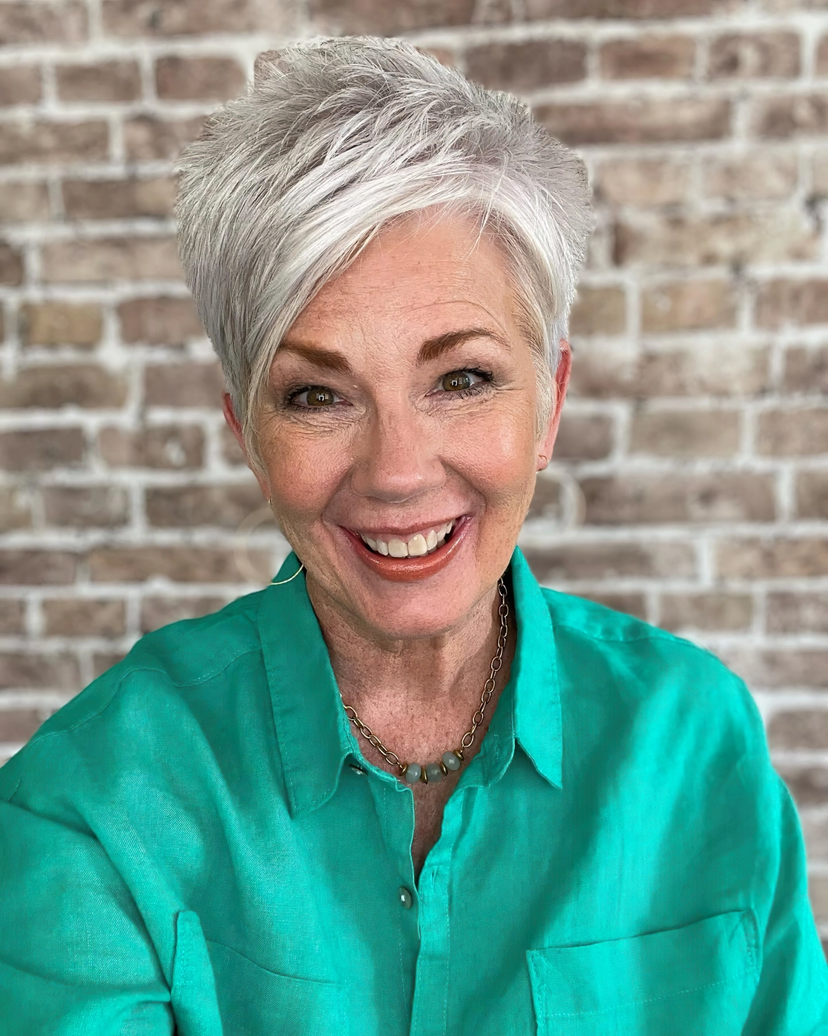 chemise turquoise coupe 60 ans femme cheveux courts blanc gris
