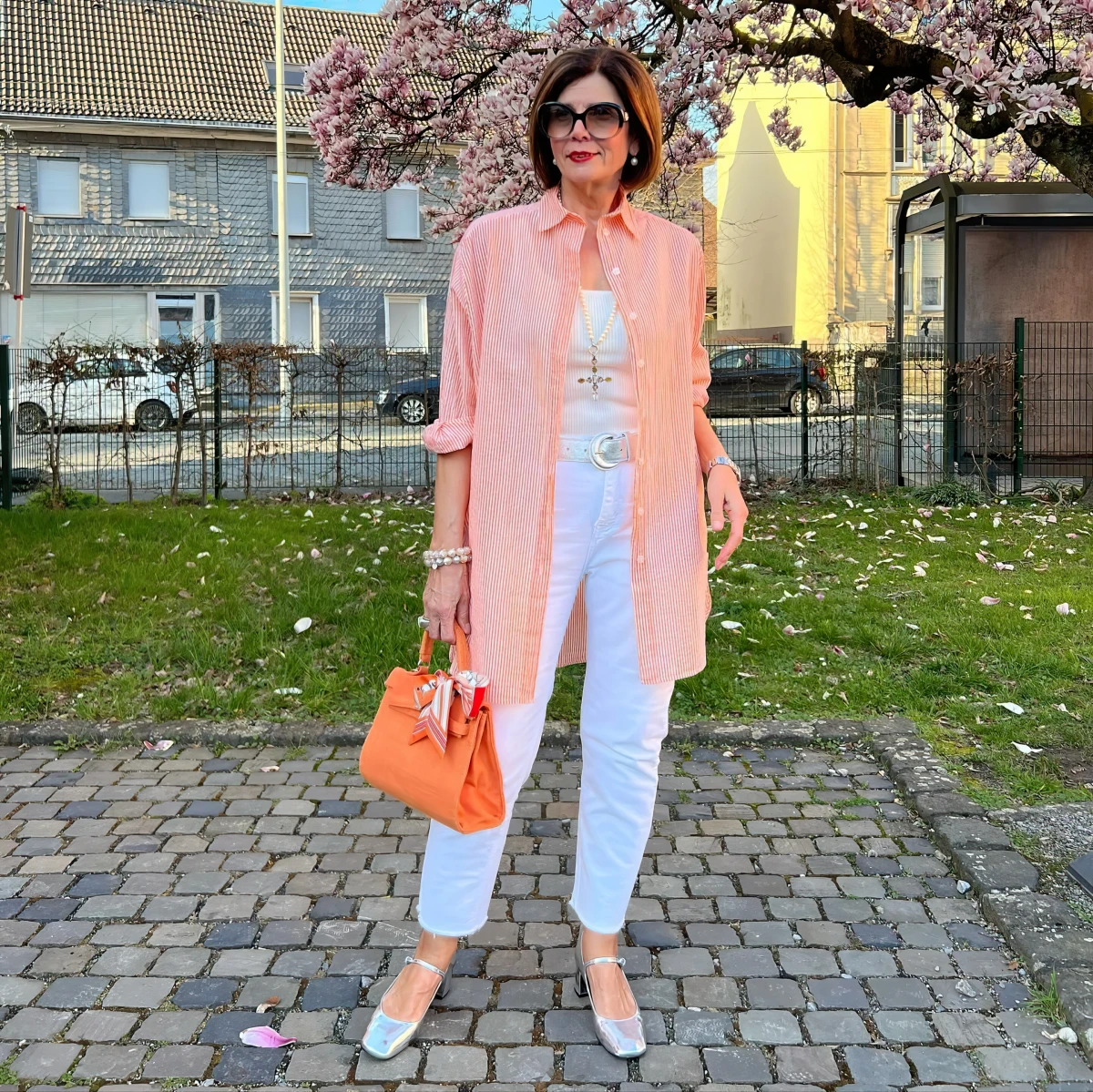 chemisier long orange jean blanc sac orange mode femme brune 60 ans
