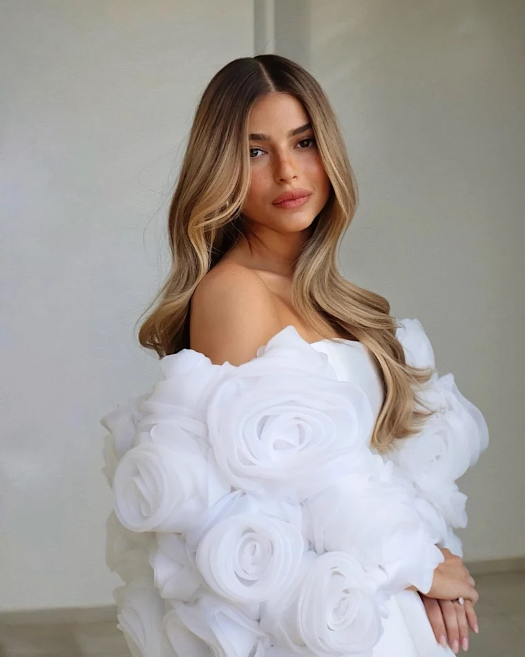 cheveux long coiffure mariage coloration raie au milieu wavy effet