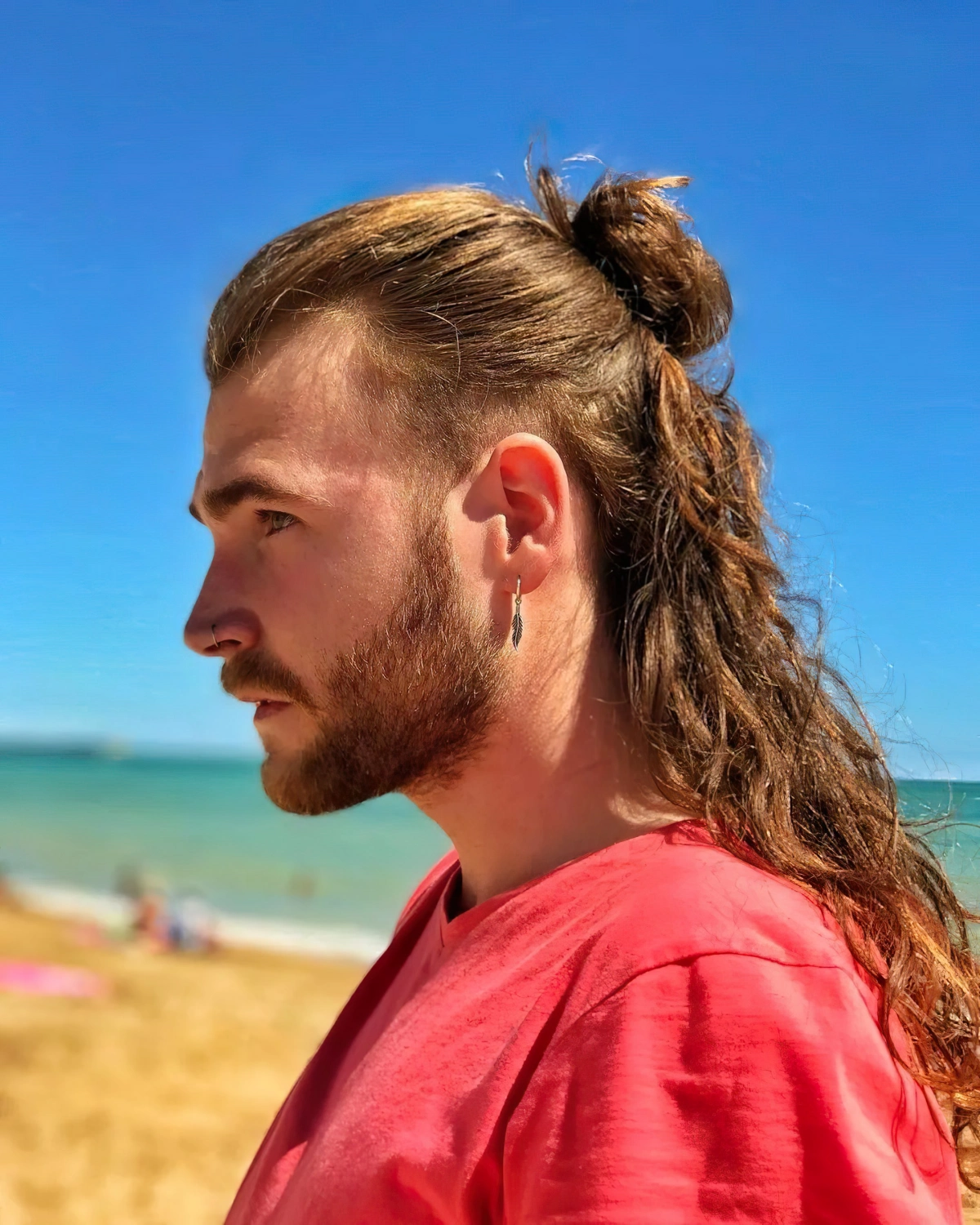coiffure coupe surfeur long homme cheveux mi attache man bun