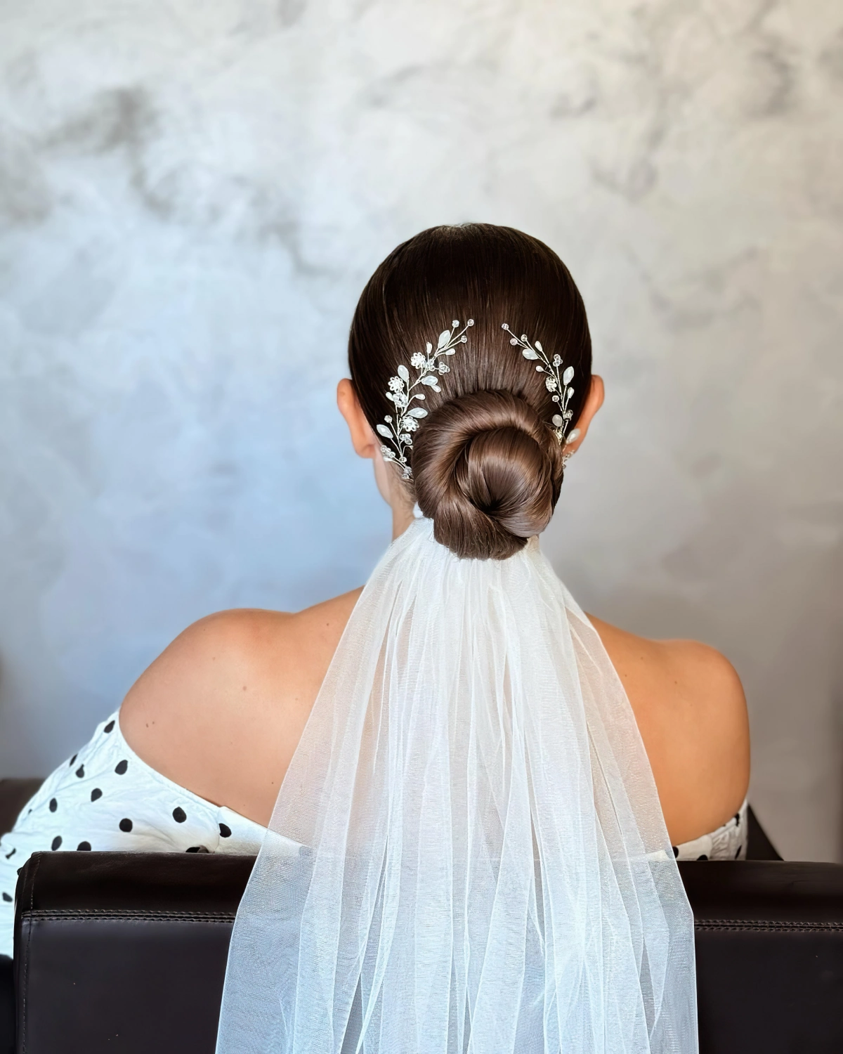 coiffure mariage chignon bas avec accessoire epingles motifs fleuris