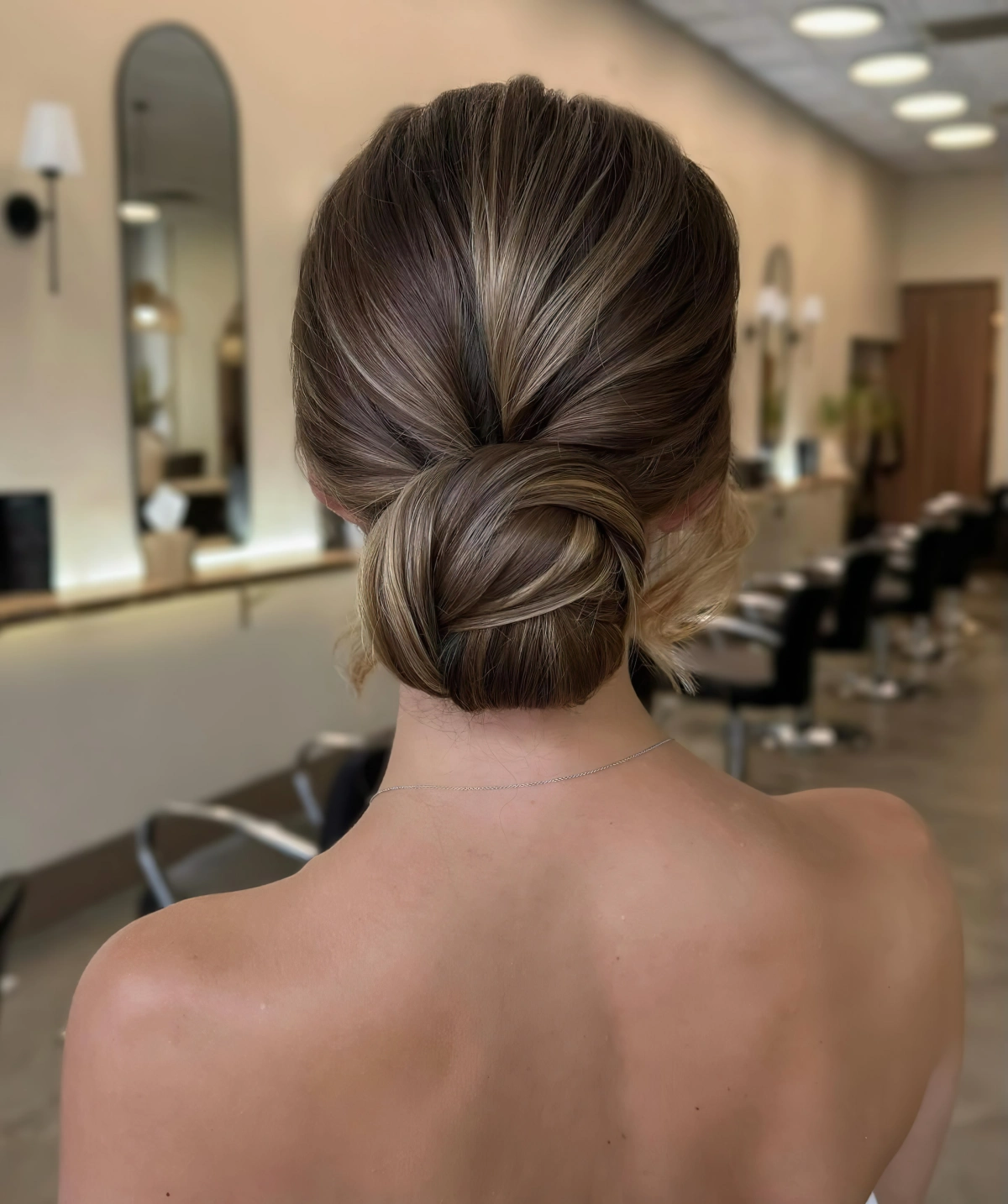 coiffure mariage chignon simple balayage naturel cheveux chatain fonce