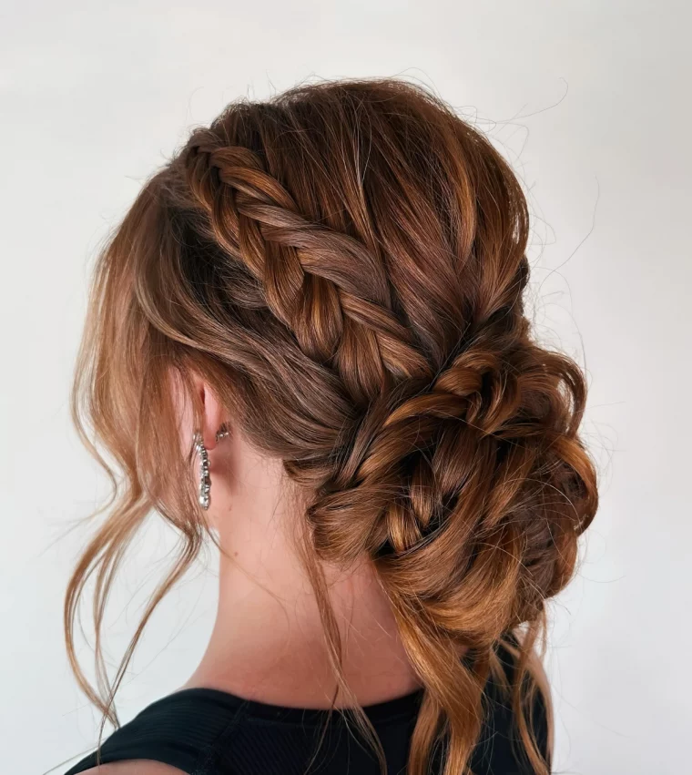 coiffure tresse et chignon bas boucles ondulations meches devant visage