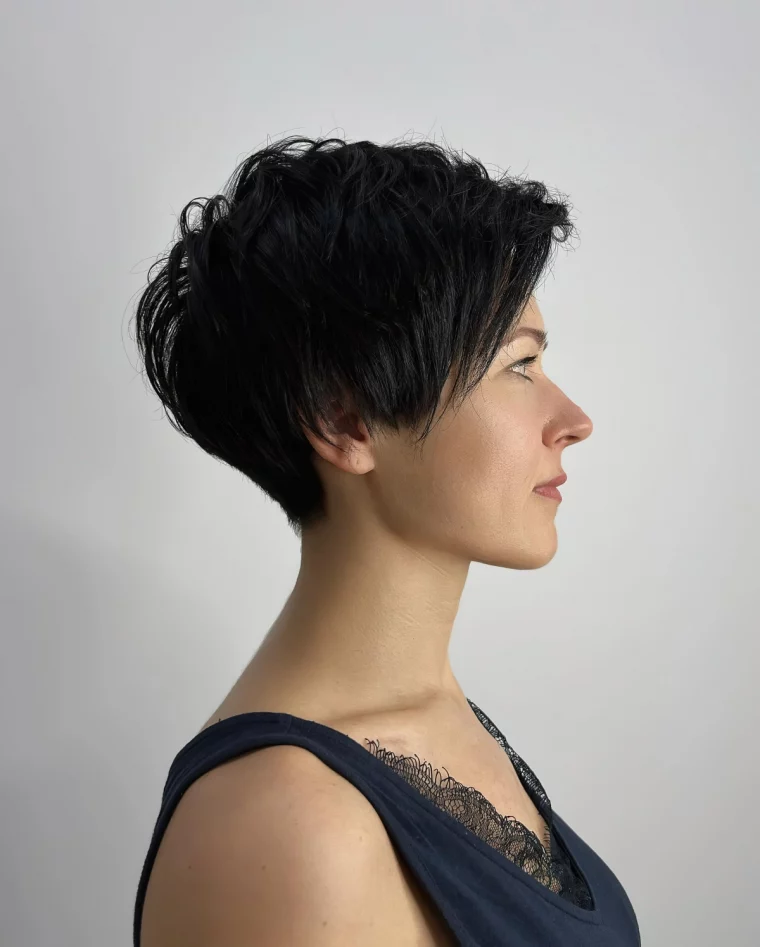 coupe cheveux qui rajeunit court pixie frange sur le cote volume dessus