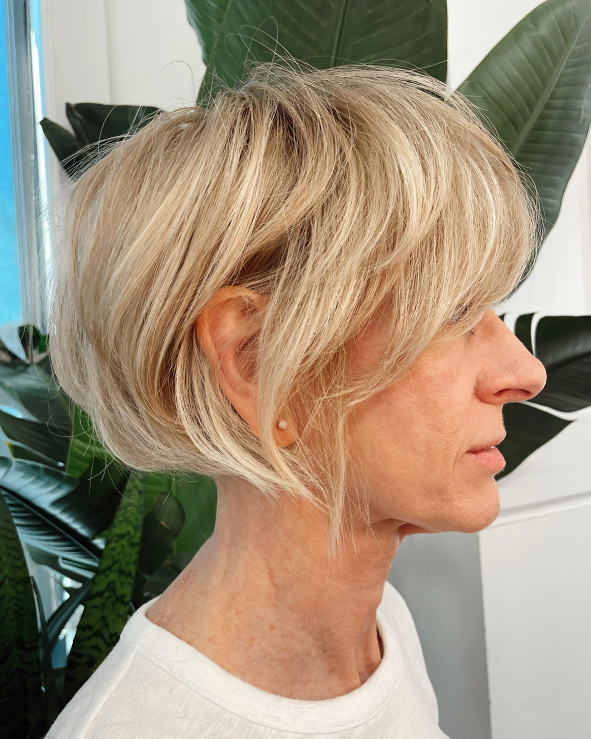 coupe courte femme 50 ans cheveux fins coloration blonde racines foncees
