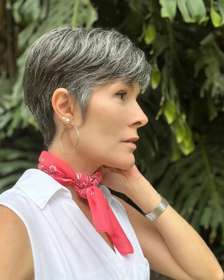 coupe courte femme apres 60 ans balayage inverse cheveux gris