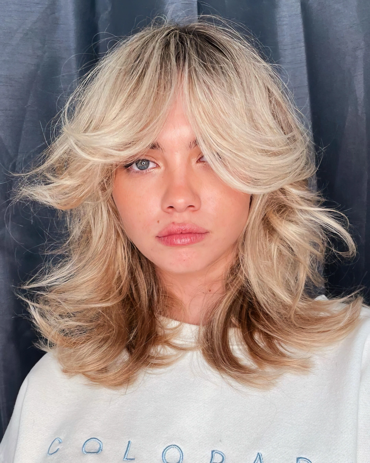 coupe mi long cheveux epaules layers butterfly cut coloration blonde