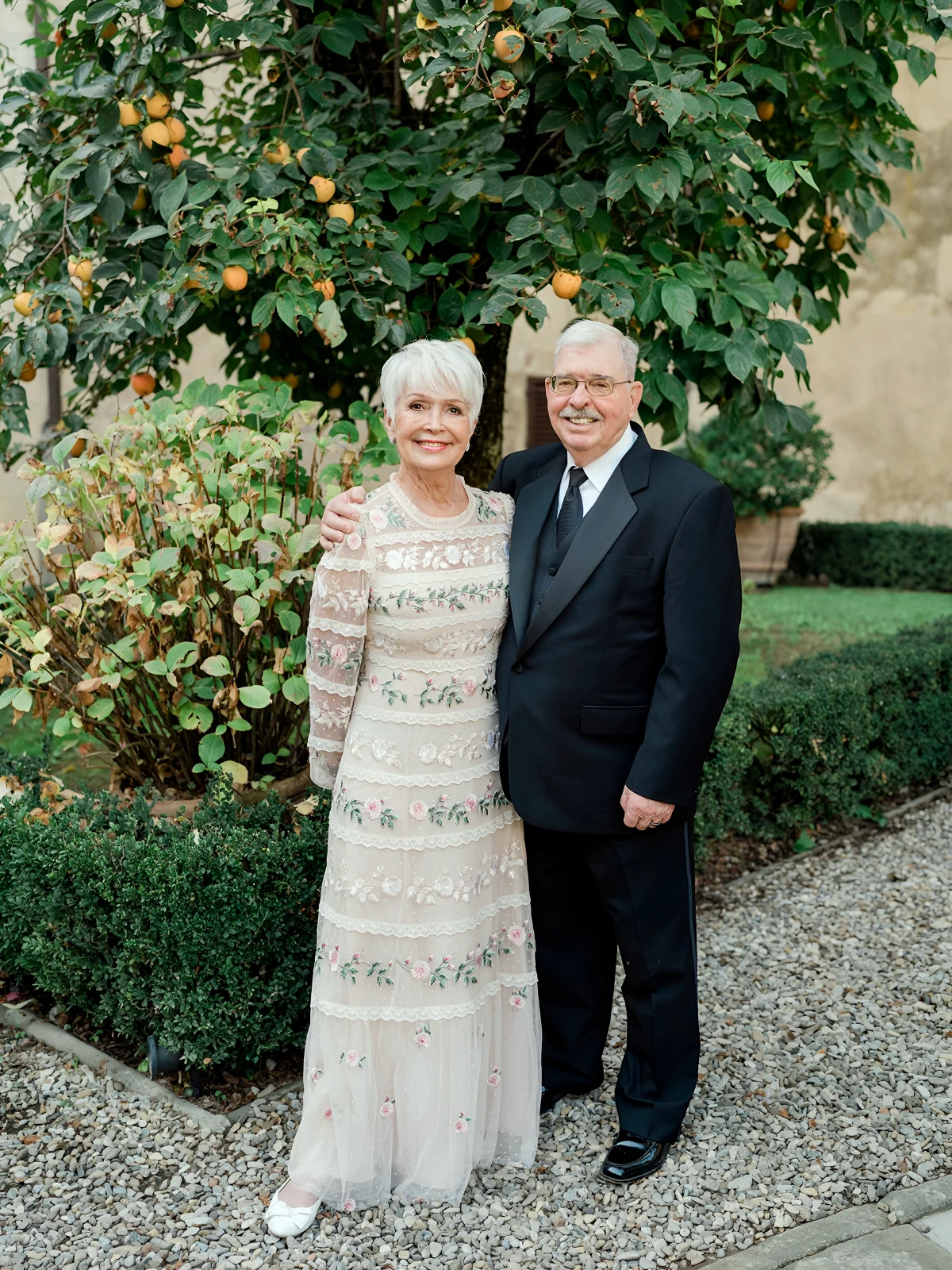 couple de parents mariage tenues elegantes jardin