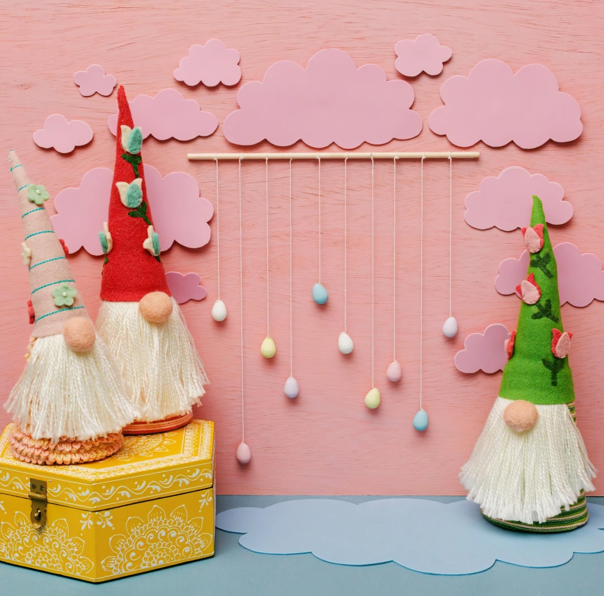 creation pour paques gnome chapeau feutre pompons suspension oeufs mini