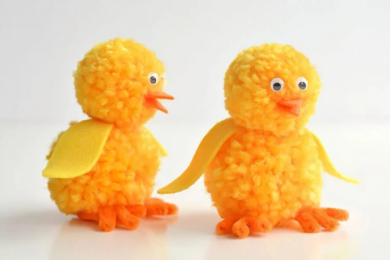 creations en pompons fil de laine orange feutre jaune pieds poulets