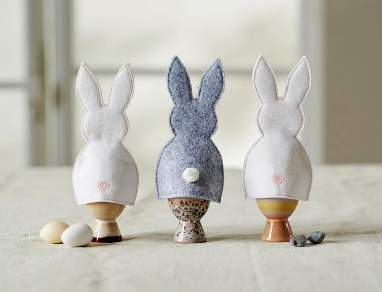 deco table paques support oeuf figurines lapin en feutre colore