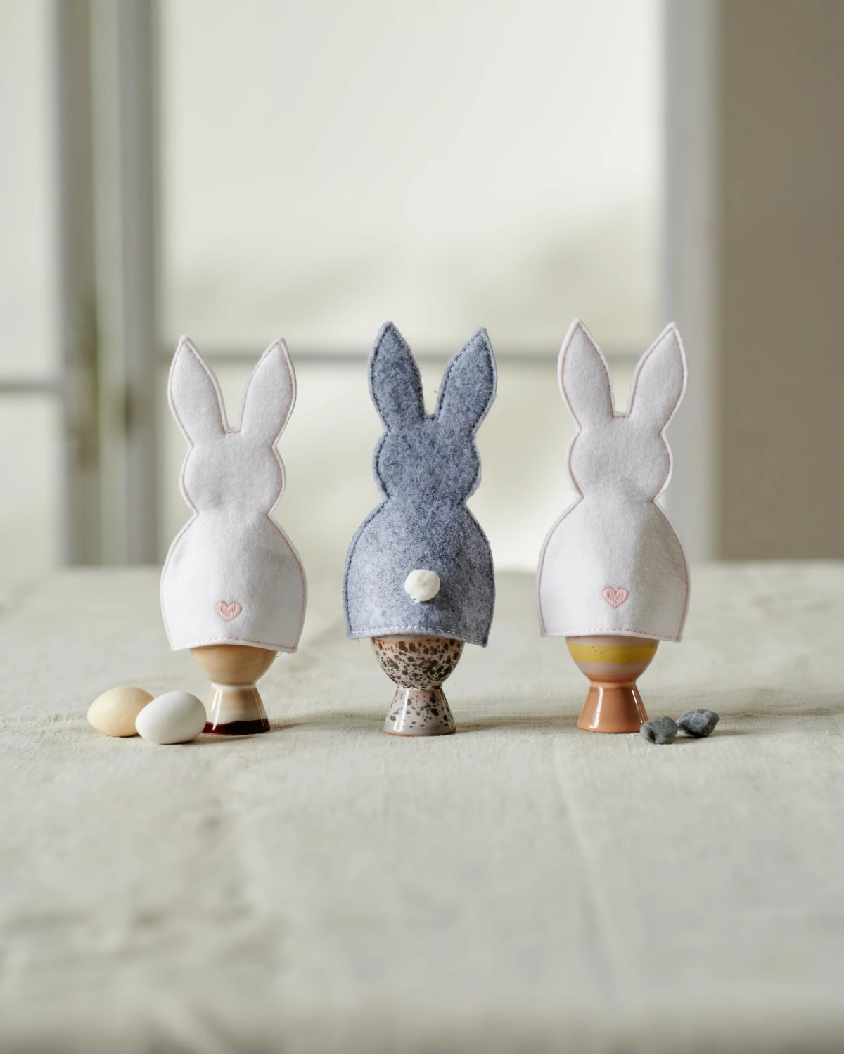 deco table paques support oeuf figurines lapin en feutre colore