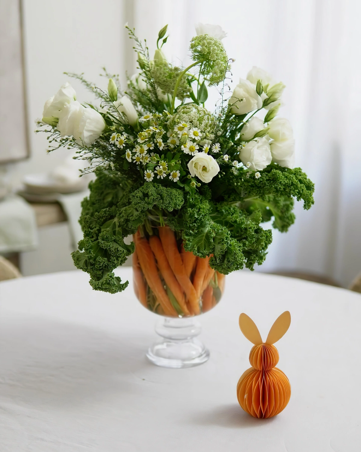 deco table paques vase transparent carottes feuilles vertes fleurs blanches