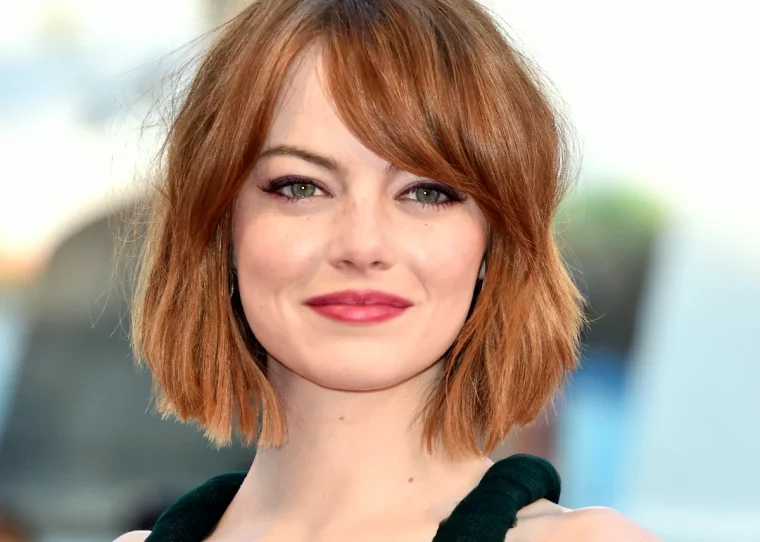 emma stone coupe courte frange cheveux roux et fins