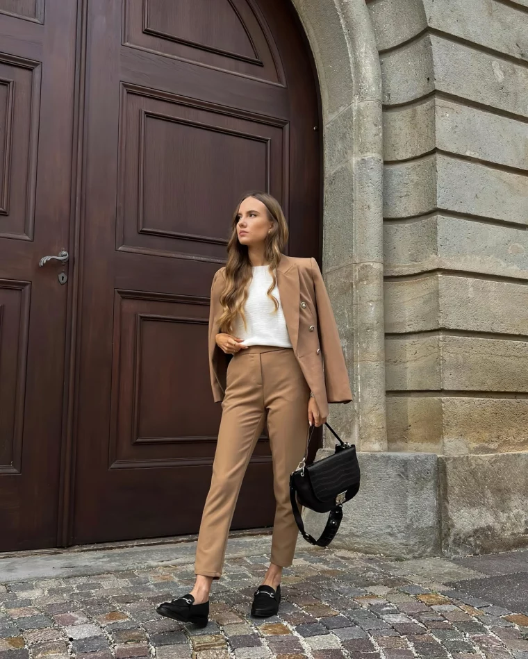 ensemble beige pantalon blazer blouse blanche sac main cuir noir