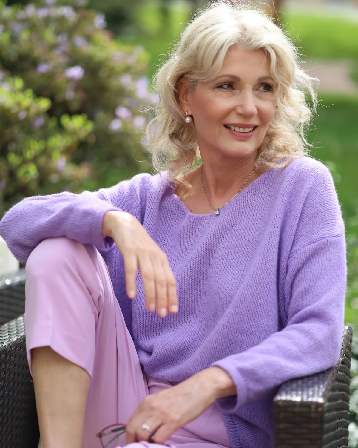 idee de tenue couleur pastel violet femme blonde 50 ans