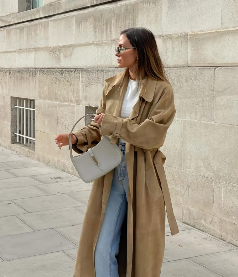 jeans claires taille haute lunettes soleil tenue femme 50 ans blouse blanche