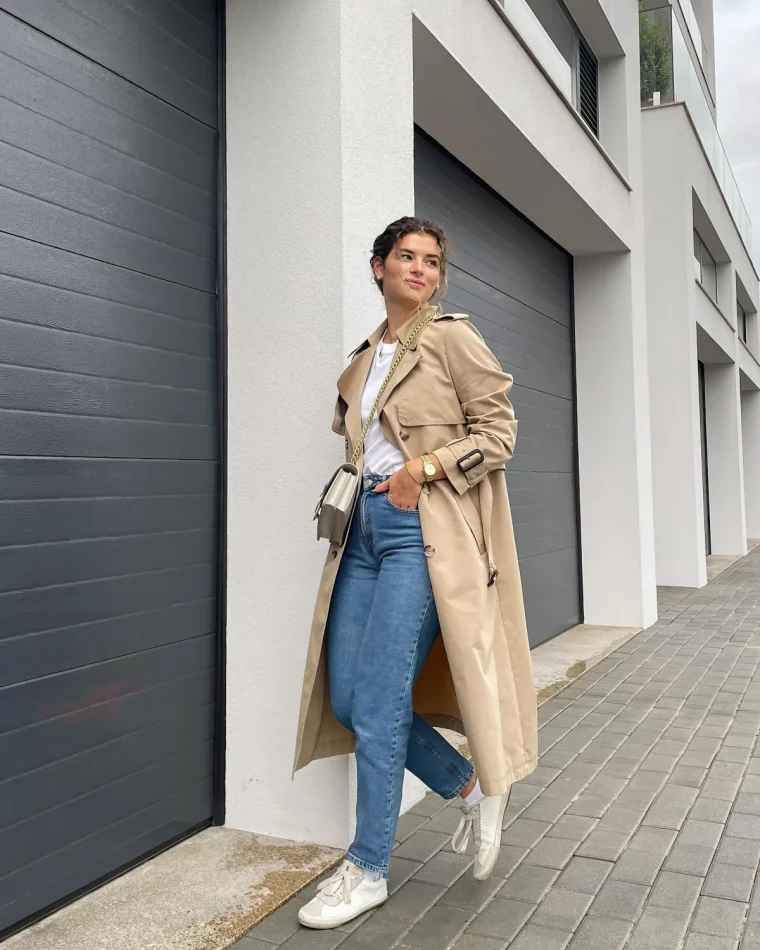 jeans clairs baskets blanches tenue femme t shirt blanc trench coat beige