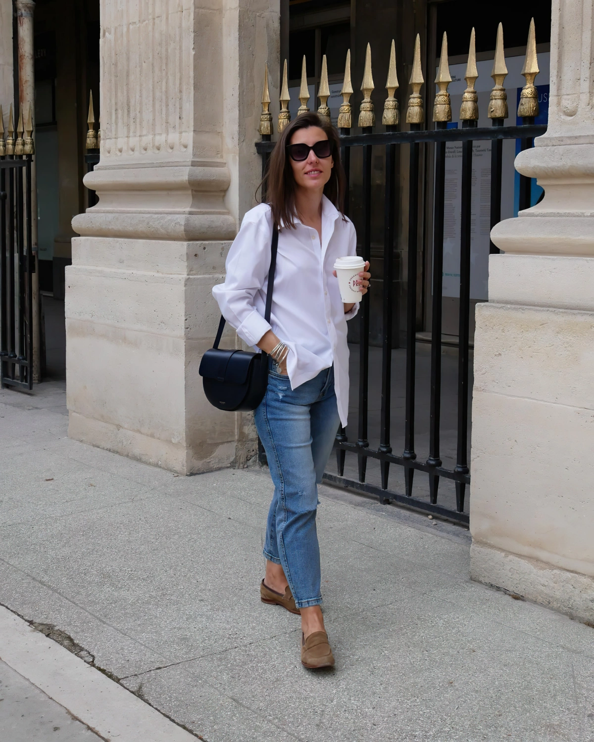 jeans clairs femme chemise blanche oversize mocassins velours marron