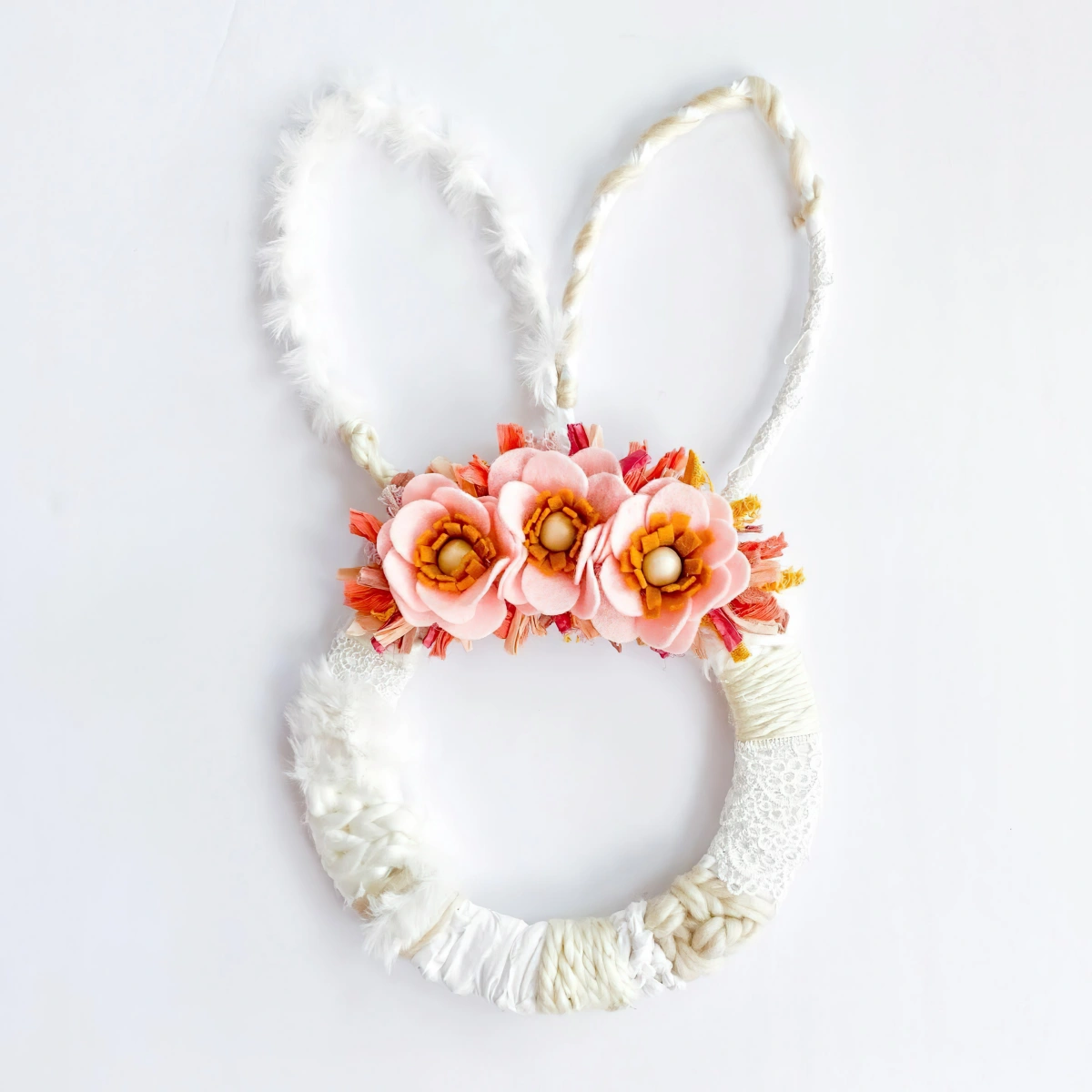 lapin de paques a faire soi meme couronne fleurs artificielles corde