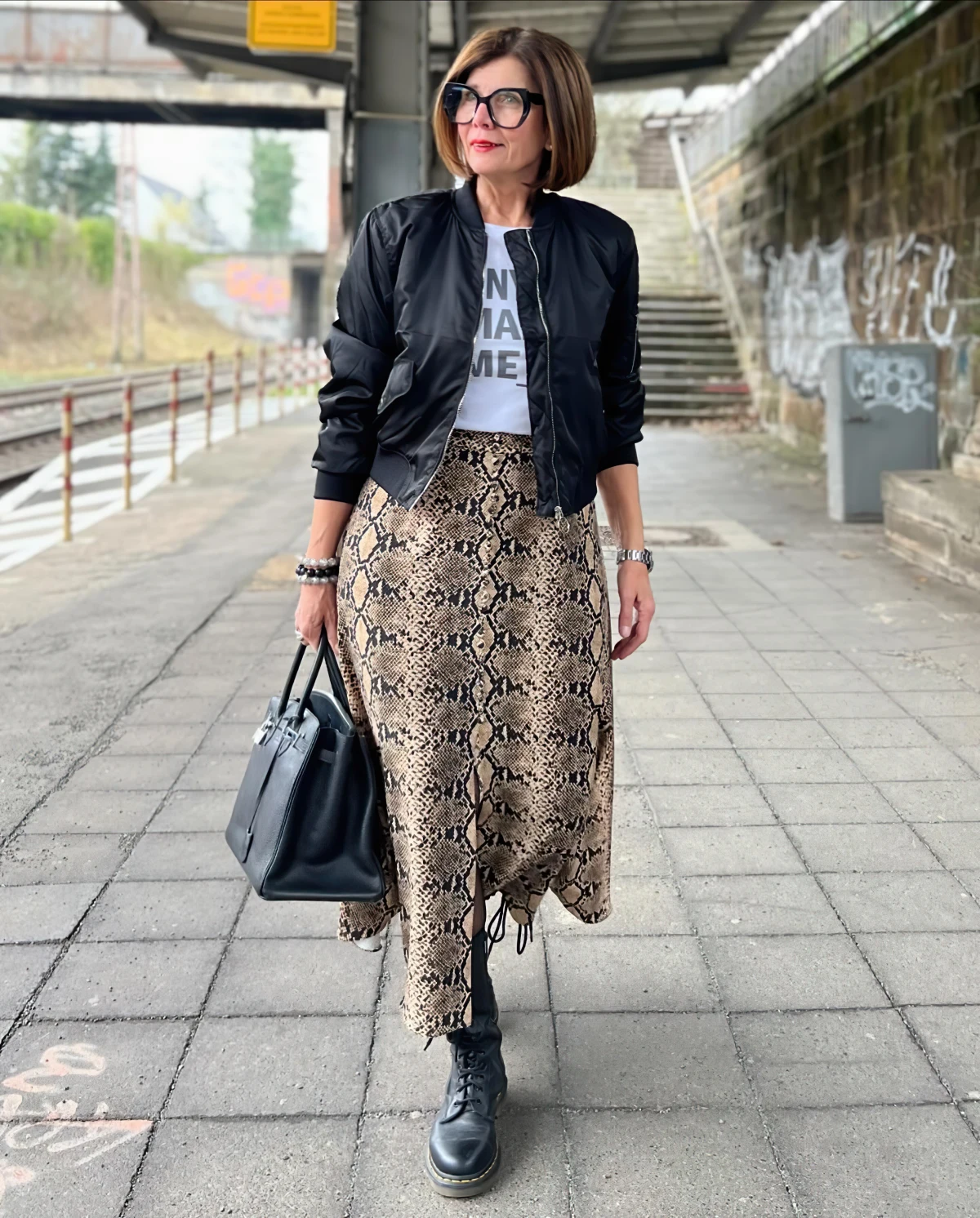 look rock chic femme 50 ans jupe leopard veste noir bombers