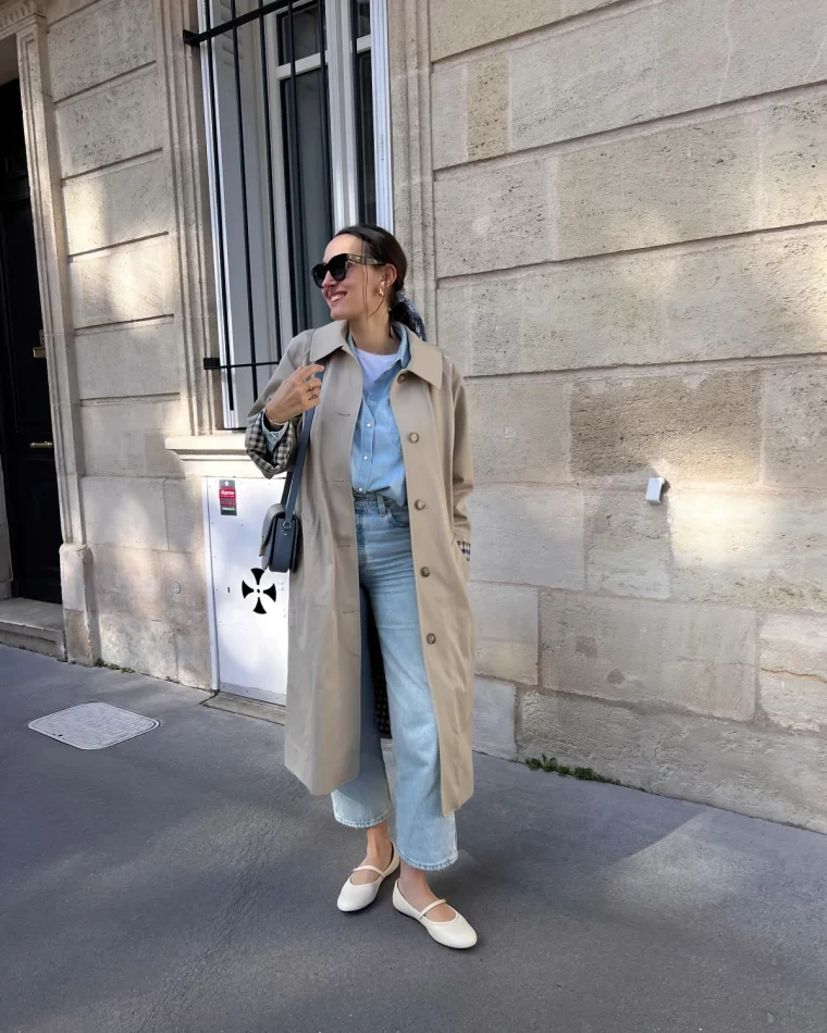 outfit trench beige denim clair taille haute chemise bleu clair t shirt blanc