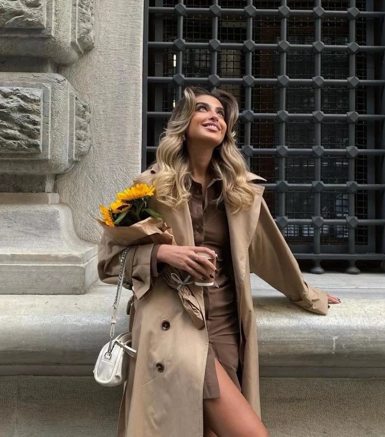 outfit trench beige ensemble marron sac bandouliere blanc bouquet tournesols