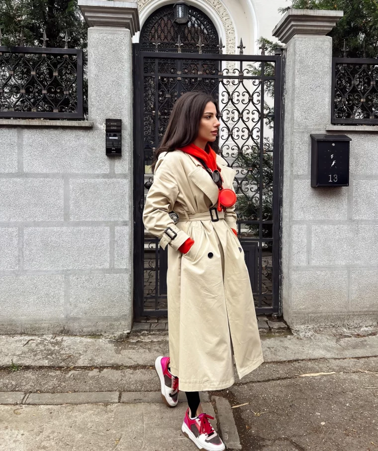 outfit trench beige hoodie rouge baskets couleurs rose comment porter un trench