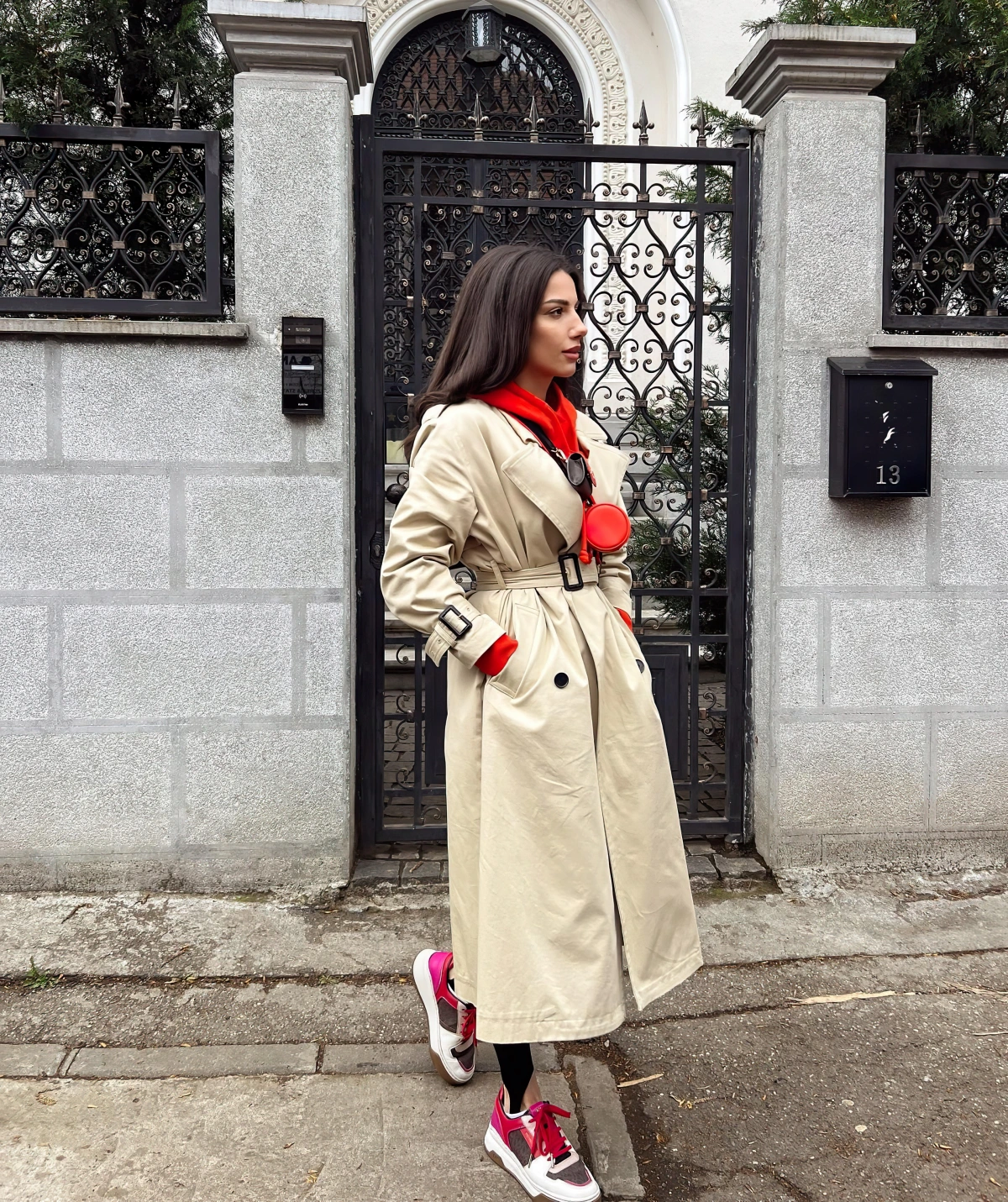 outfit trench beige hoodie rouge baskets couleurs rose comment porter un trench