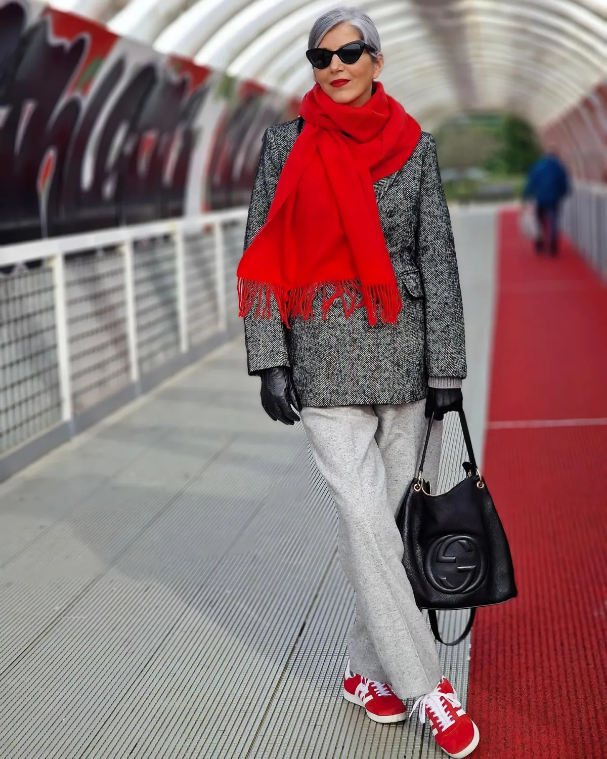 pantalon gris clair manteau court gris echarpe rouge basktes