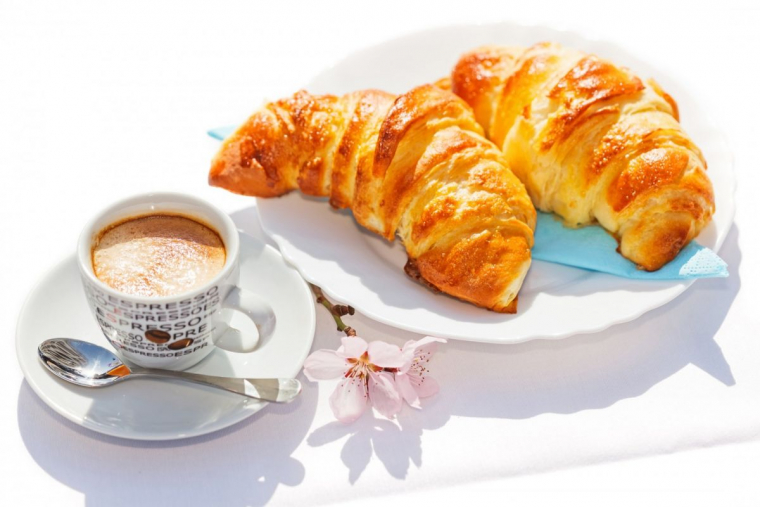 petit dejeuner cafe et 2croissants